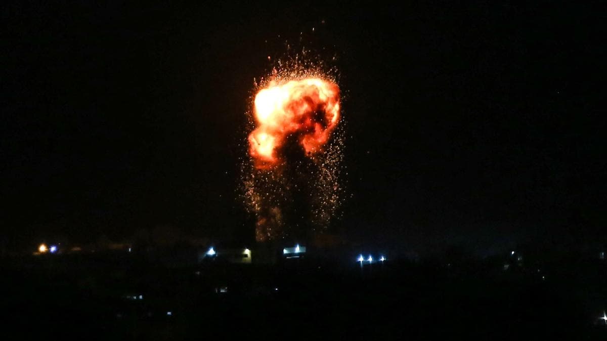 Gazze'ye hava saldrs... Hamas: srail dikkatleri datmay amalyor