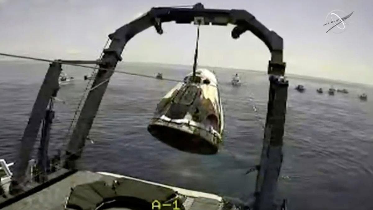 NASA astronotlarn tayan SpaceX kapsl Dnya'ya dnd