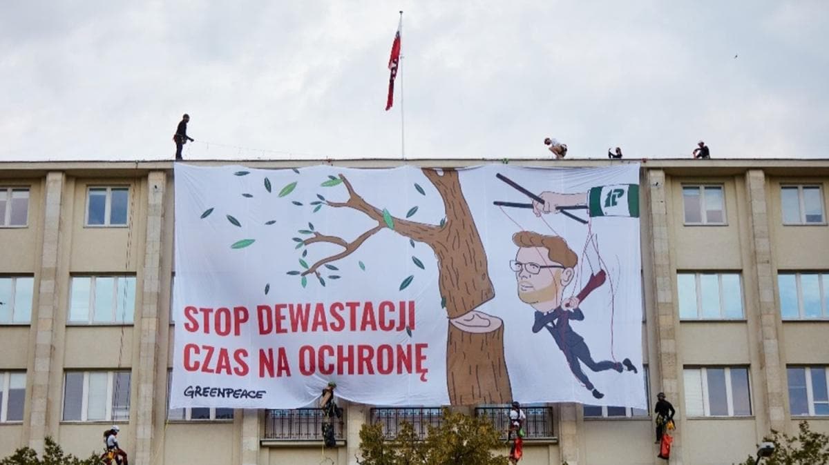 Polonya'da bakanlk atsnda eylem yapan evreci aktivistlere gzalt