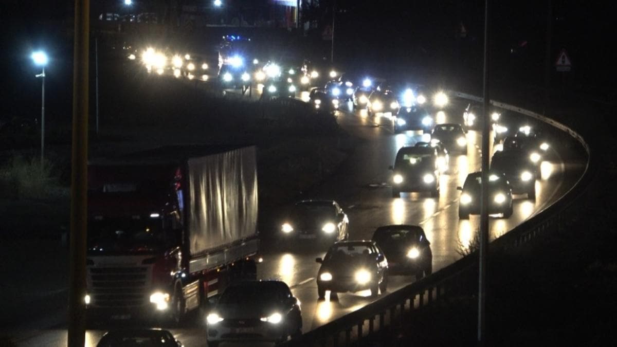 43 ilin gei noktasnda trafik younluu: Geri dn iin yollara akn ettiler