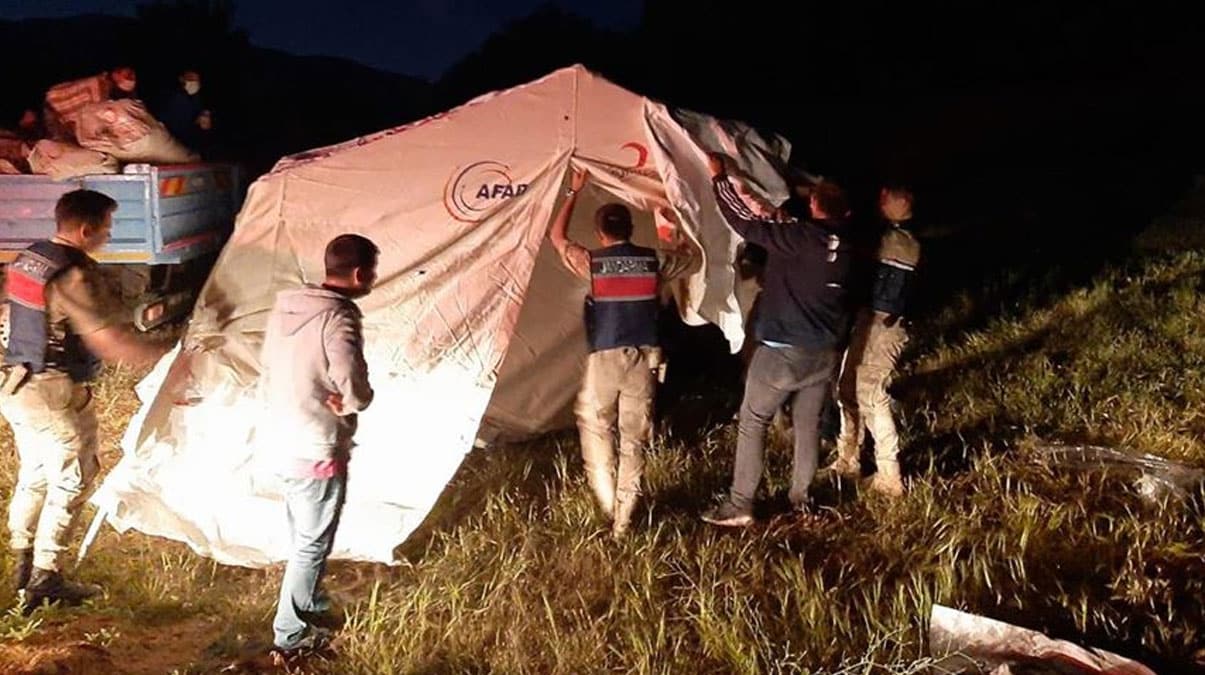 Jandarma deprem b�lgesinde �ad�r kurdu