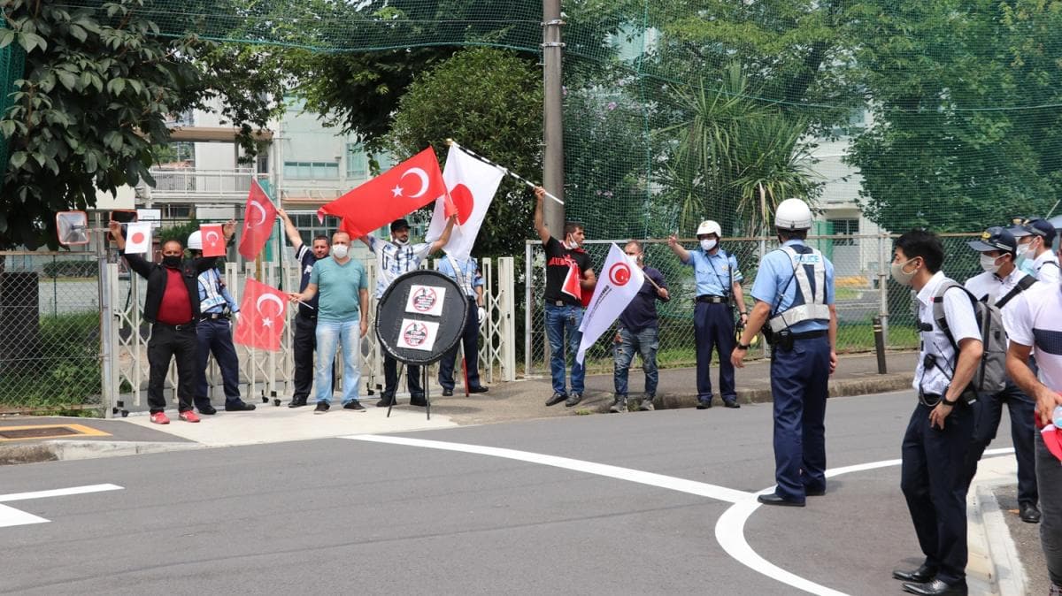 Japonya'da FET'ye ait okulun nnde protesto gsterisi dzenlendi