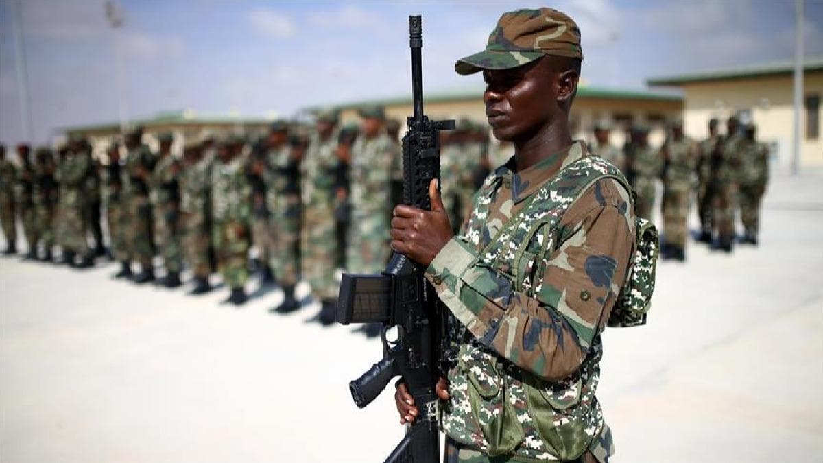 Karde lkeye Trk dokunuu! Trkiye'nin Mogadiu Bykelisi Ylmaz: Somali ordusunun 3'te 1'ini Trkiye eitmi olacak