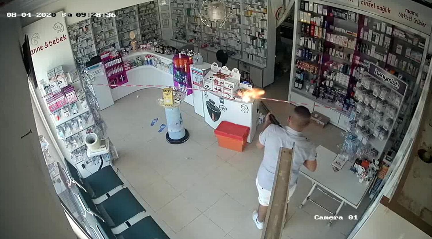 Eczaneye pompal� t�fekle sald�rd�, '��eride kimse yoktu' dedi