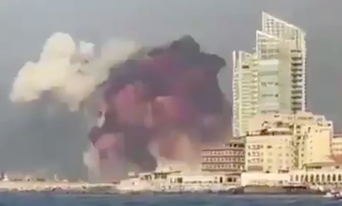L�bnan'daki patlamadan sonra ��kan k�rm�z� duman�n s�rr�!