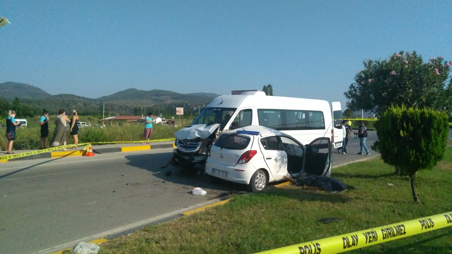 Mu�la'da minib�s ile otomobil �arp��t�: 1 �l�, 5 yaral�