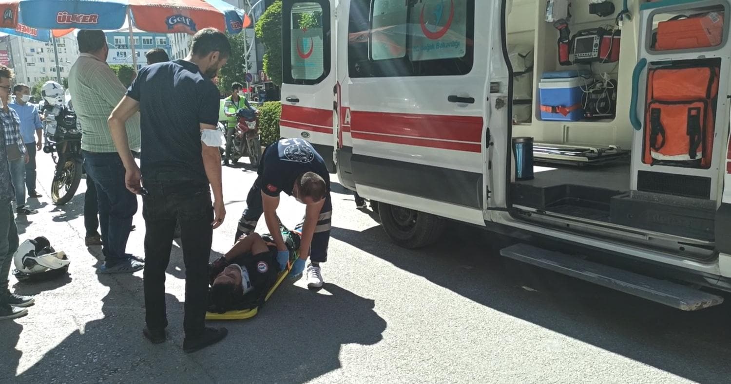 Polis memuru kaza yapt�, vatanda�lar ambulans gelene kadar �emsiyeyle n�bet tuttu
