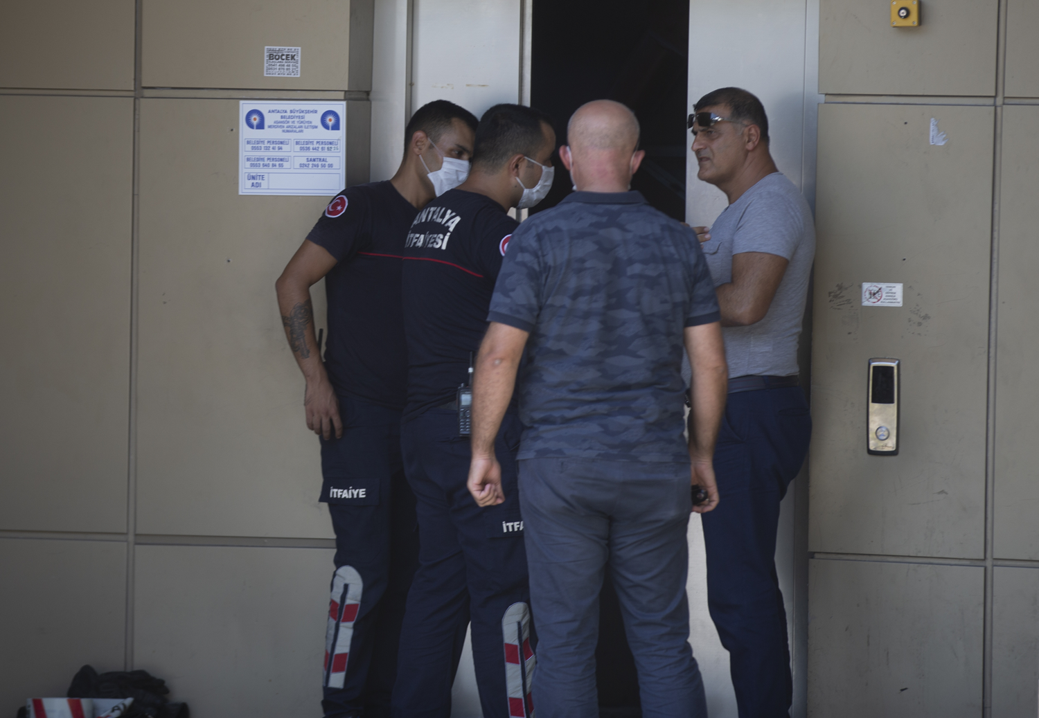 Vatanda�lar ihbar etti! Asans�r bo�lu�undan erkek cesedi ��kt�