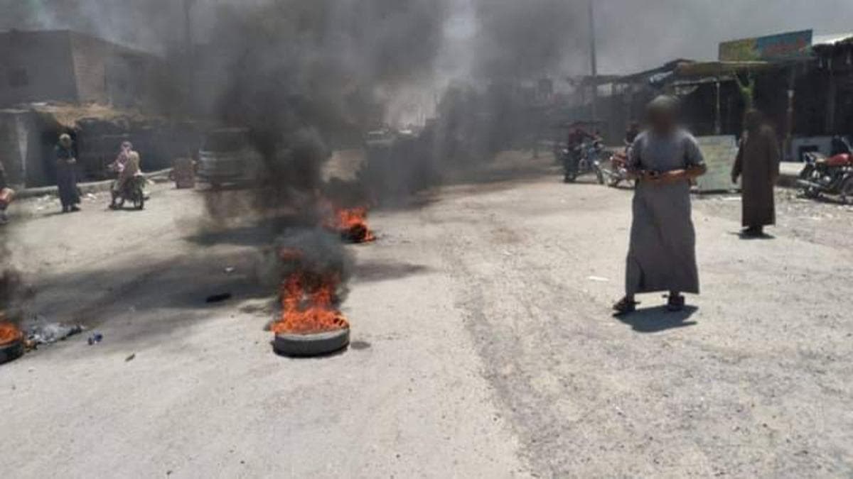 YPG/PKK'l terristler Deyrizor'da kart gsterilerin yaand blgeleri kuatt, 2 sivili ldrd