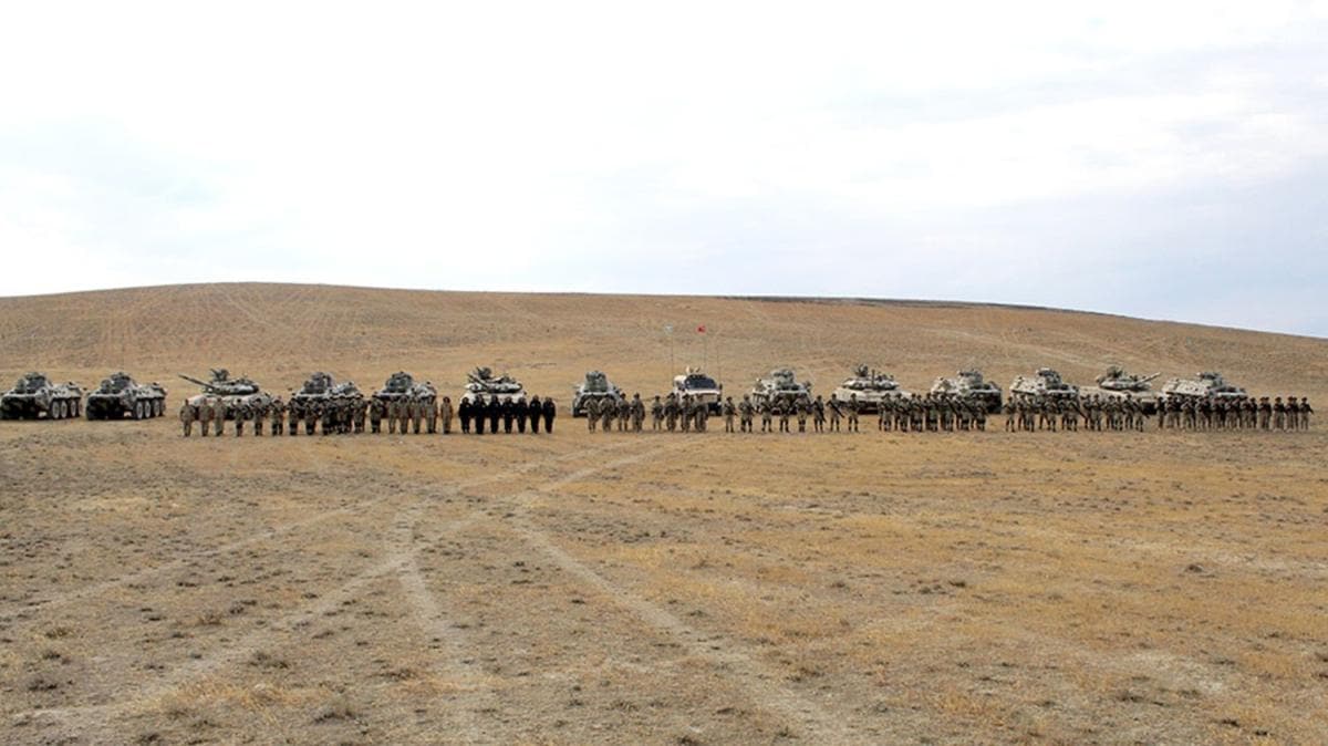 Trk ve Azerbaycan birliklerinden helikopter, tank ve zrhl aralarla temsili dman hedeflerine operasyon