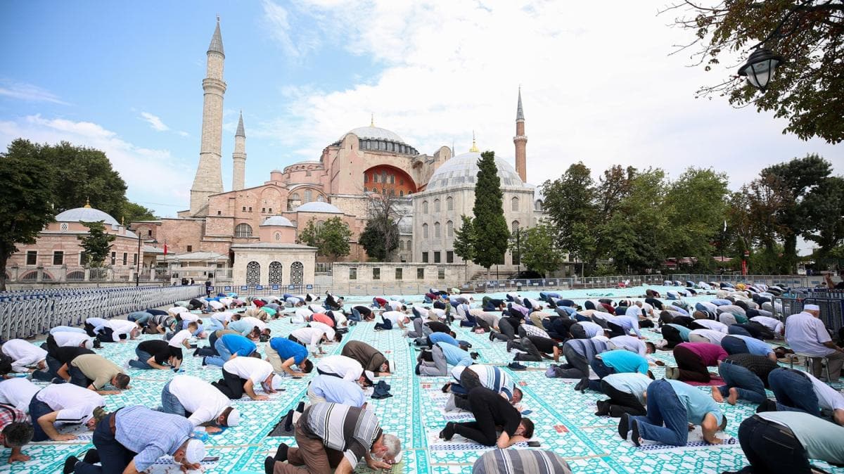 Ayasofya Camii'ne ziyaretilerin youn ilgisi devam ediyor