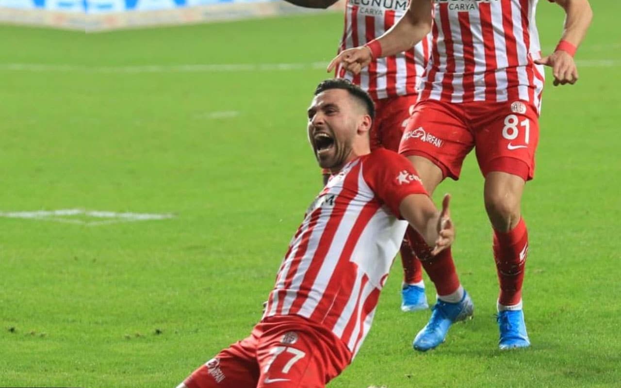 Sinan G�m��'ten 3 y�ll�k imza