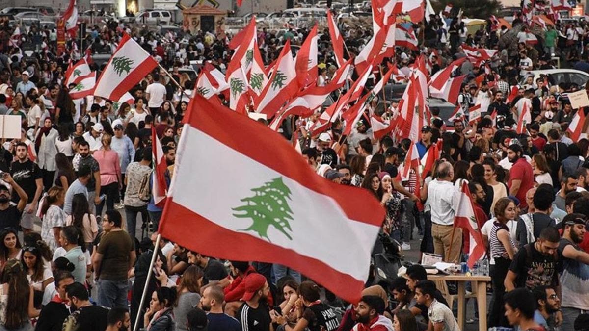 Lbnanllar patlamay protesto etmek amacyla Beyrut'ta meclise doru yryor