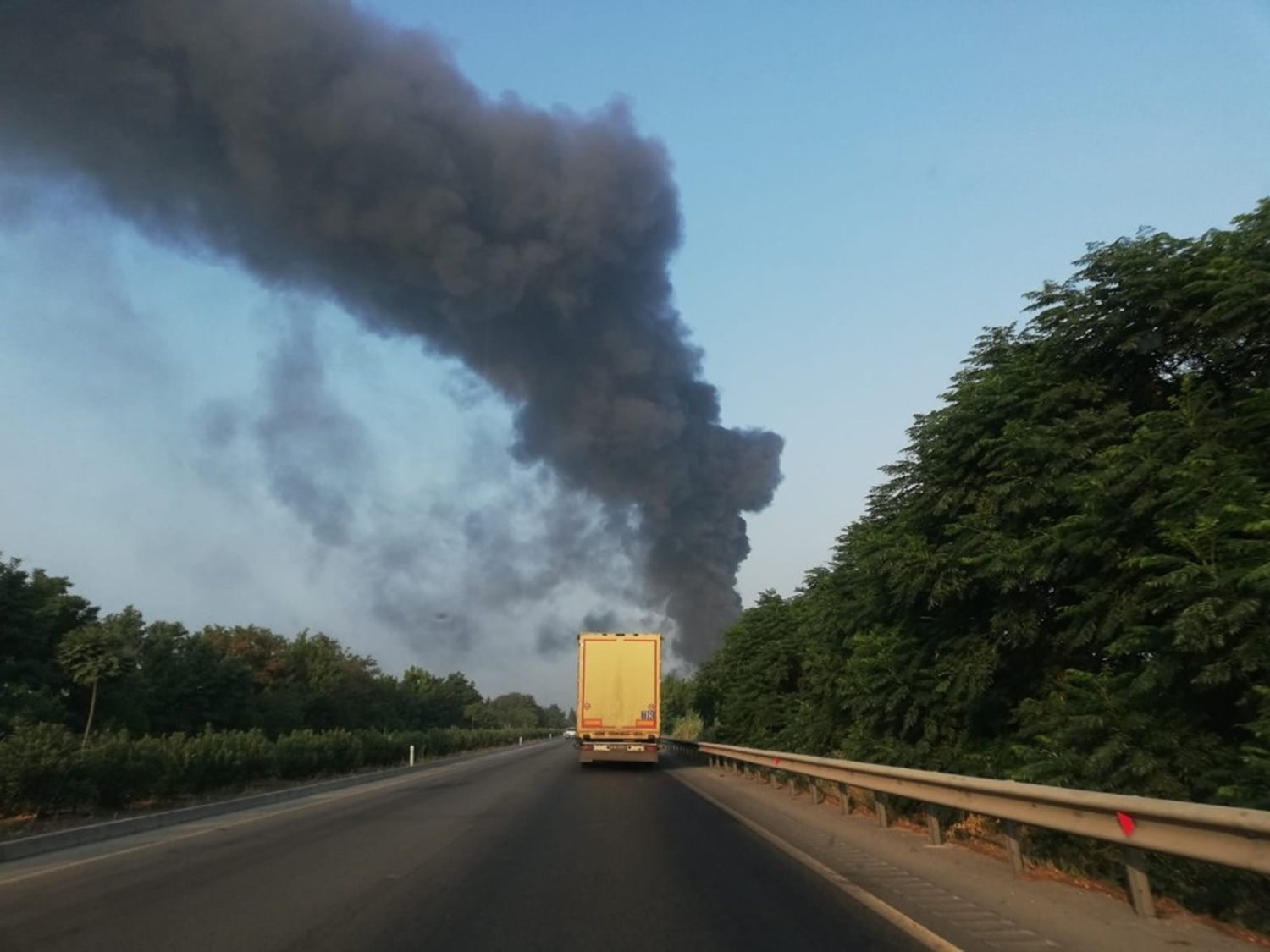 Manisa'da mobilya fabrikas�nda b�y�k yang�n