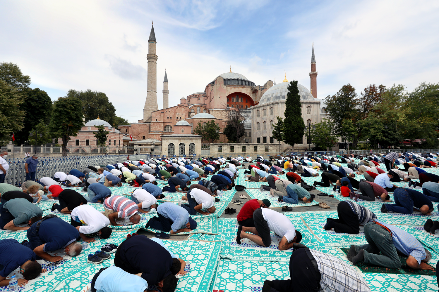 Ayasofya Camii'ne yo�un ilgi devam ediyor