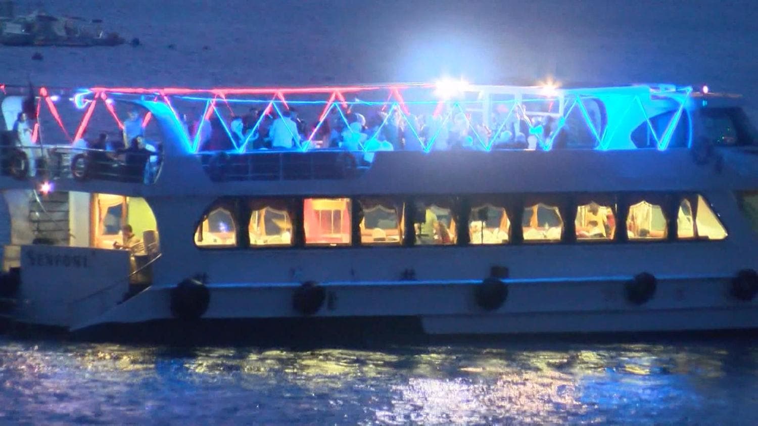 Balat'ta skandal g�r�nt�ler! Kovid-19 tedbirlerini hi�e sayd�lar