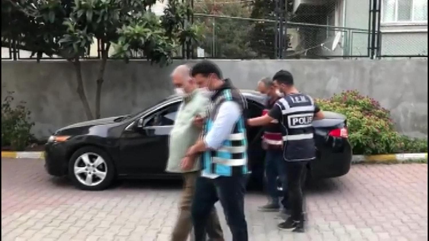 Bo� sokak i�in 10 lira isteyerek de�nek�ilik yapan 2 ki�i g�zalt�na al�nd�