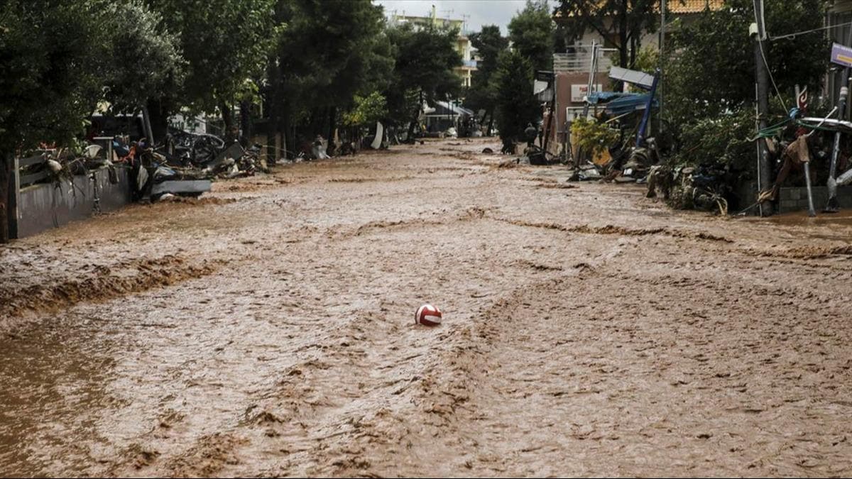 Yunanistan'da yaanan sel felaketinde 5 kii hayatn kaybetti