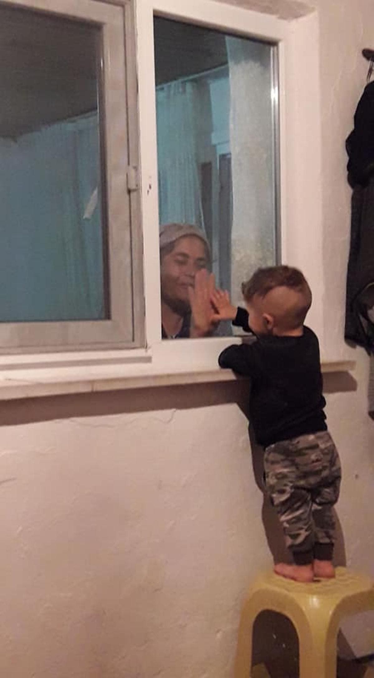 Babaanne ile torunun aras�na 'koronavir�s' girdi