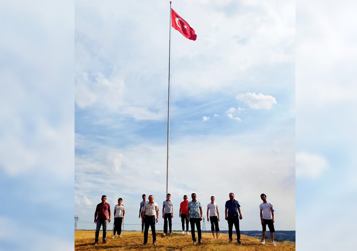 Yunanistan'�n burnunun dibine dev T�rk bayra�� diktiler!