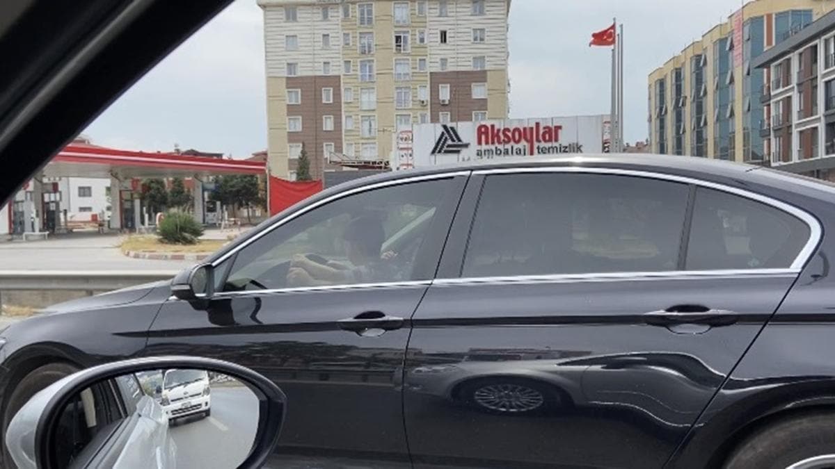 Kucanda ocuuyla araba kulland, hem kendi cann hem trafik gvenliini tehlikeye att! 