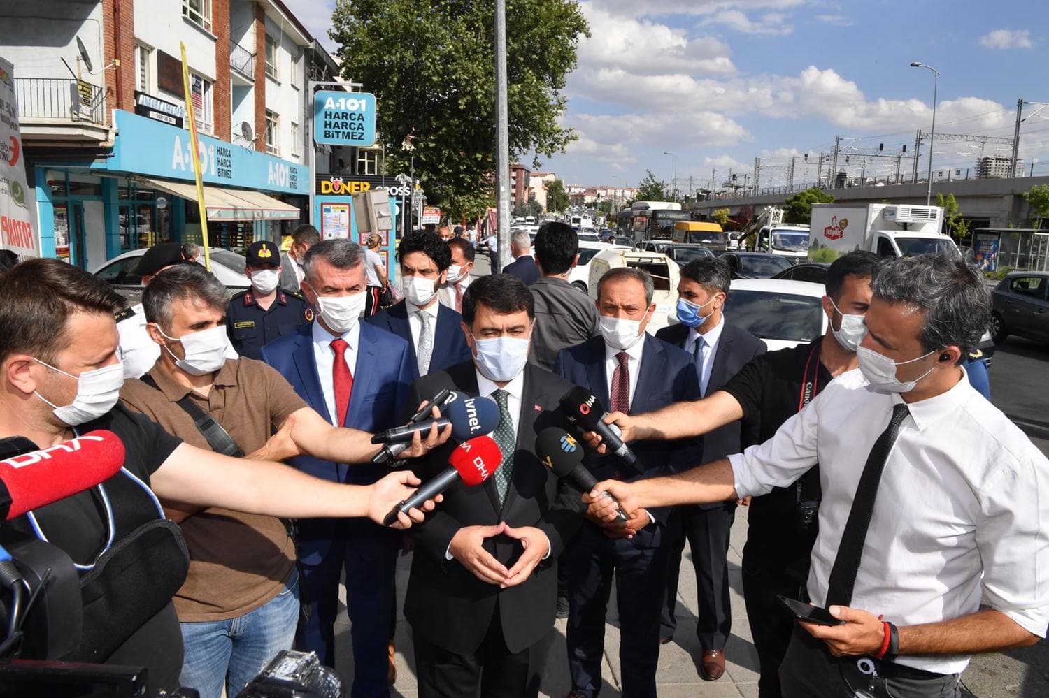 Ankara Valisi �ahin'^den koronavir�s denetimi