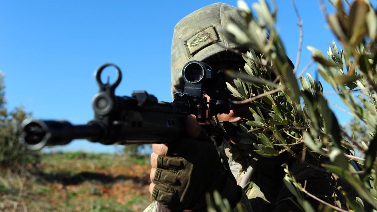 Suriye'de terristlere gz atrlmyor! 21 PKK/YPG'li gzaltna alnd