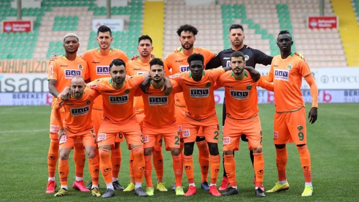 Alanyaspor'da yaprak dkm! 10 futbolcuyla yollar ayrld