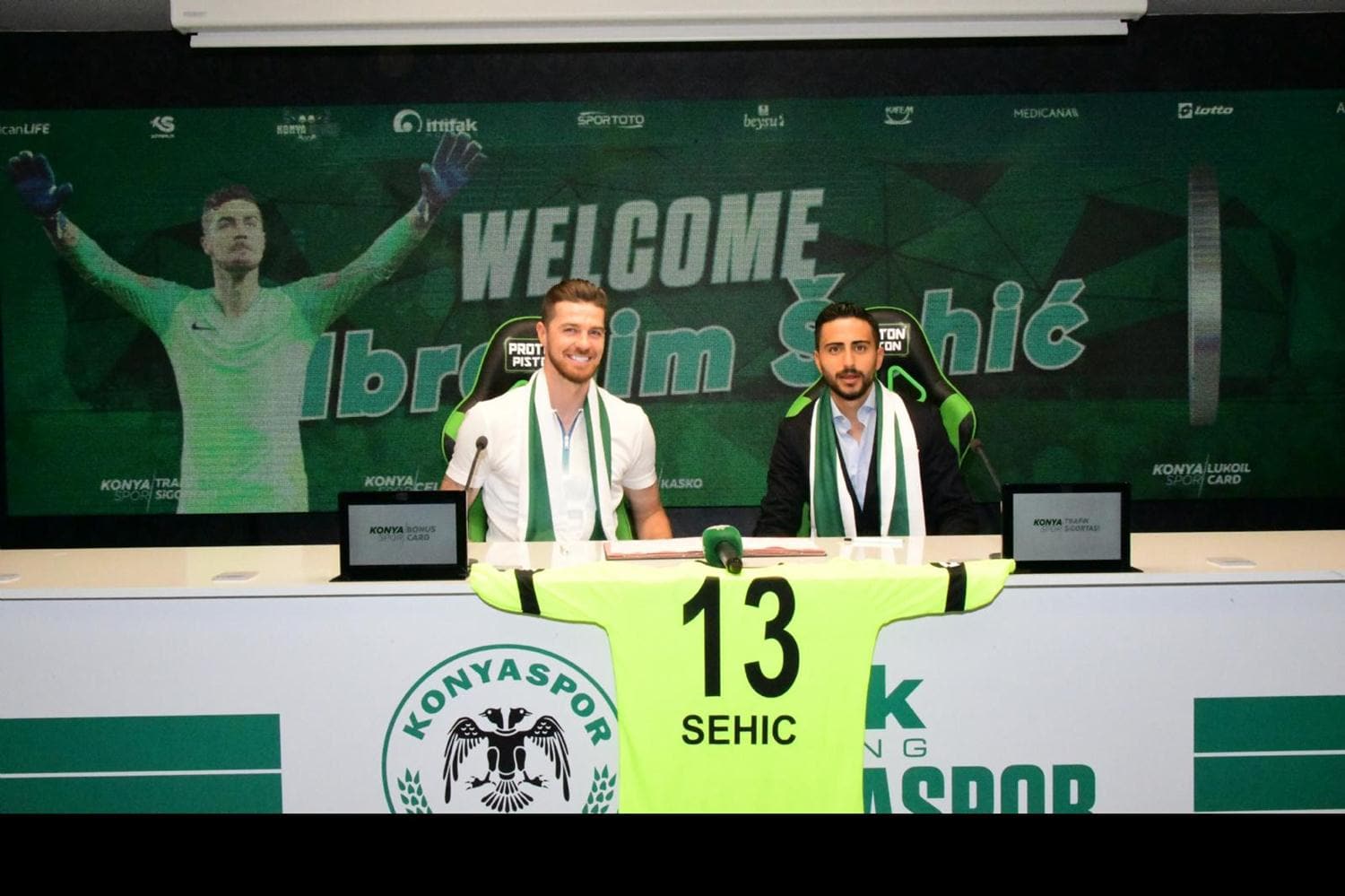Konyaspor'da kaleci transferi! 3 y�ll�k imza geldi