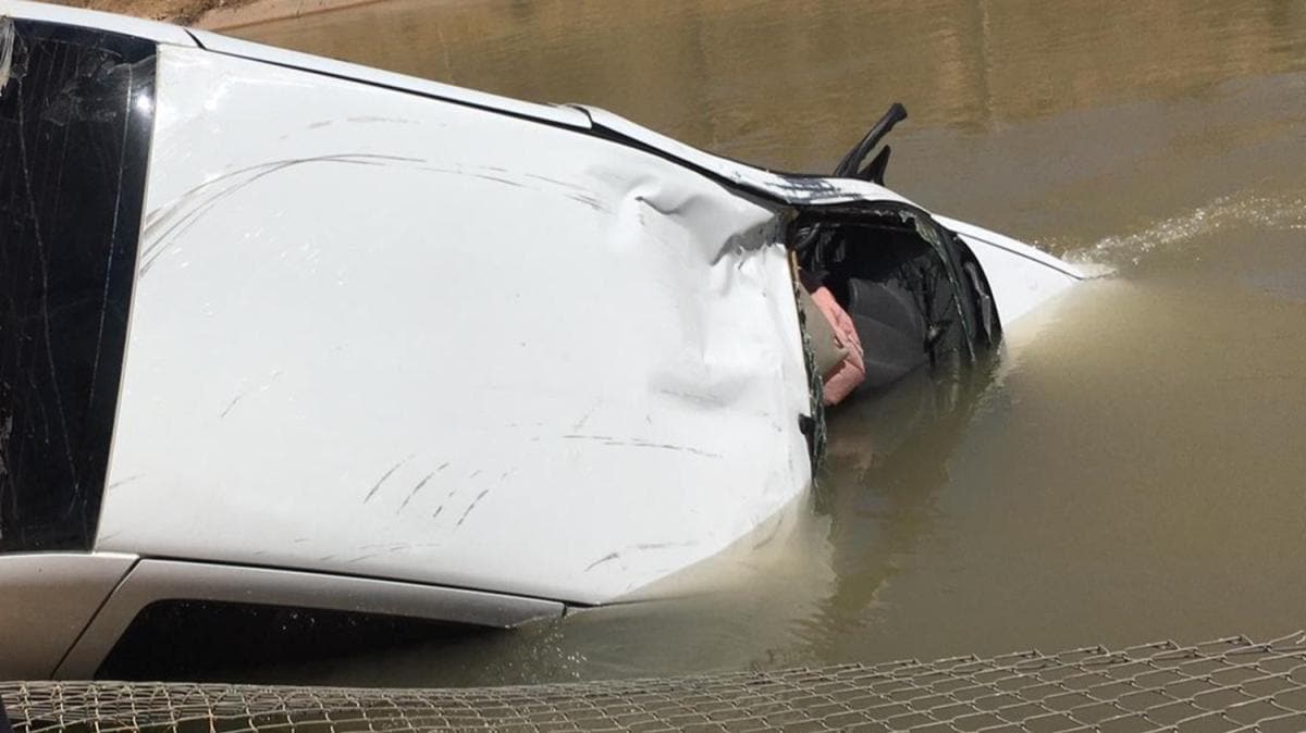 Otomobil sulama kanalna devrildi, 3 karde hayatn kaybetti 