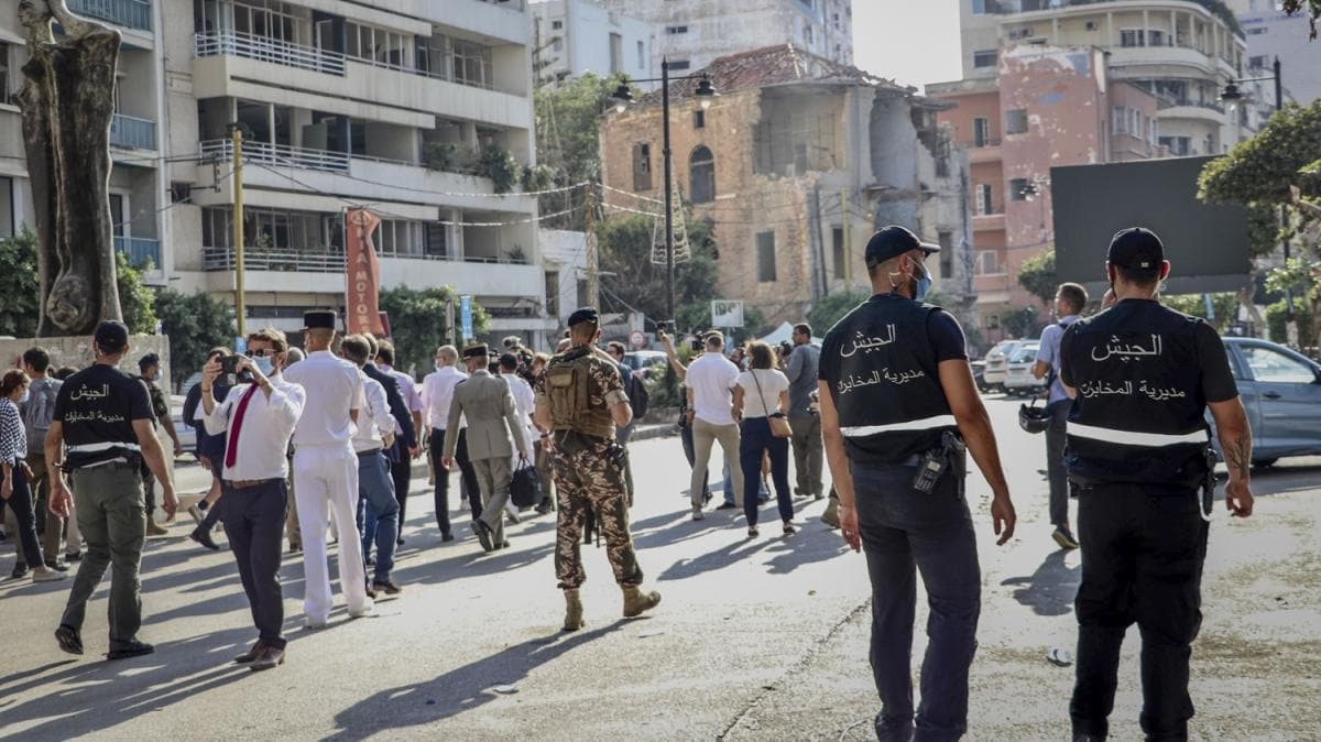 Lbnanllar, Beyrut Liman'ndaki korkun patlamann ardndan yaralarn sararak hayatlarna devam etmeye alyor