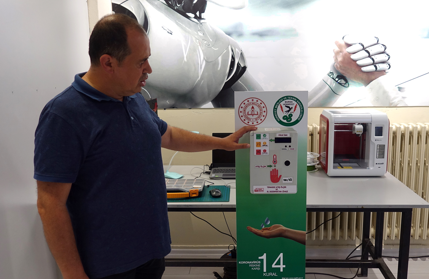 Meslek lisesi ��retmenlerinden temass�z ate� �l�en ve dezenfektan veren cihaz