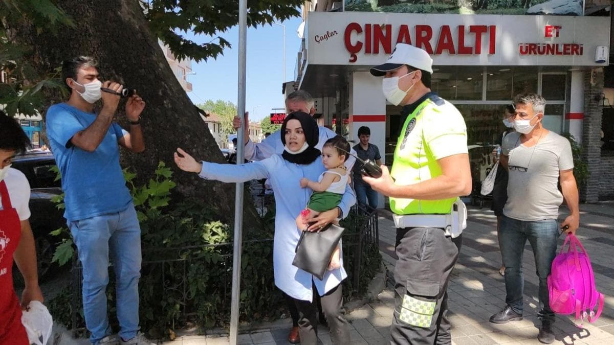 Pusetteki bebeiyle karya gemeye alan anneye araba arpt, kadn sinir krizi geirdi