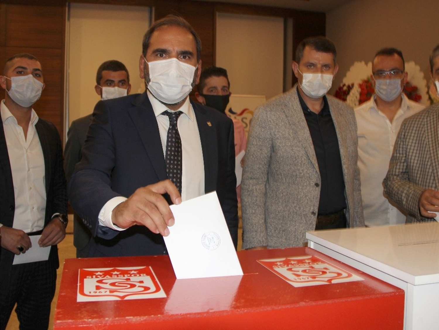 Sivasspor'da Mecnun Otyakmaz ba�kanl��a yeniden se�ildi