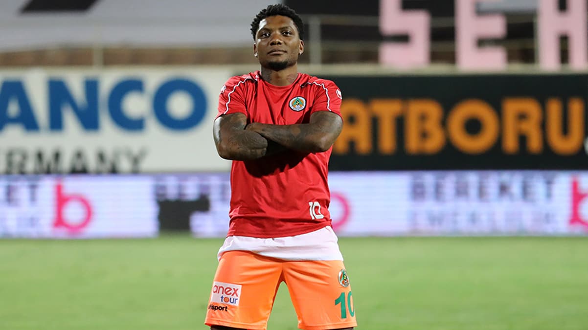 Be�ikta� Junior Fernandes'i elinden ka��r�yor