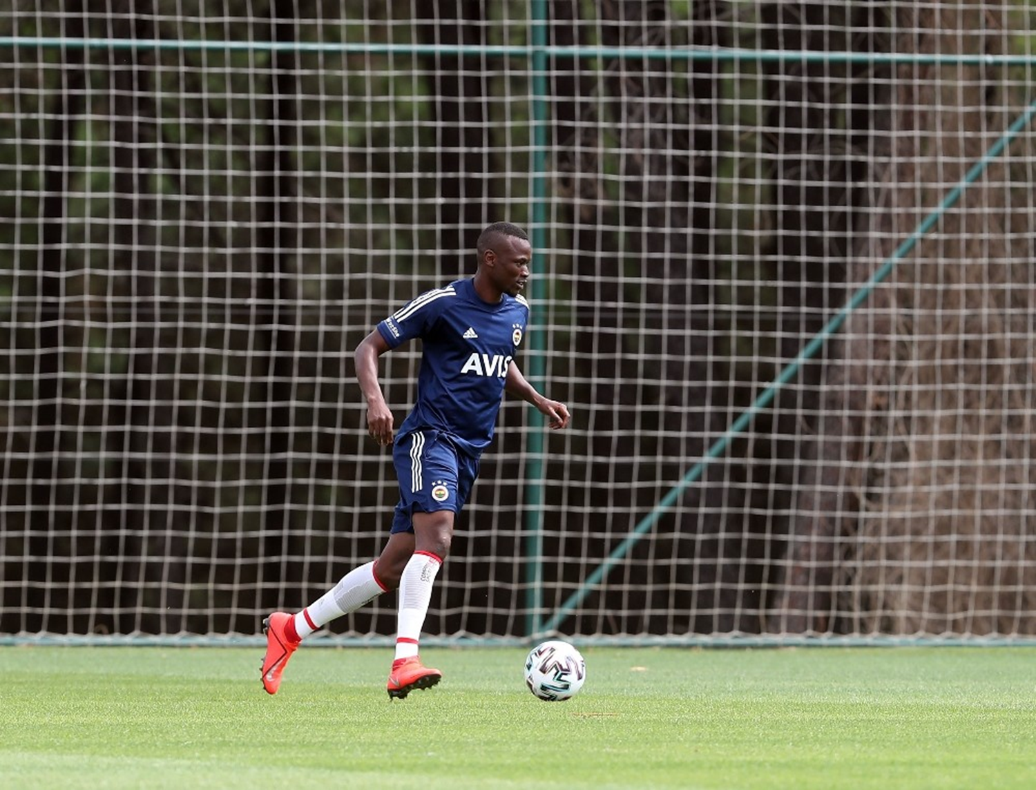 Mame Thiam Fenerbah�e'de mesaiye ba�lad�