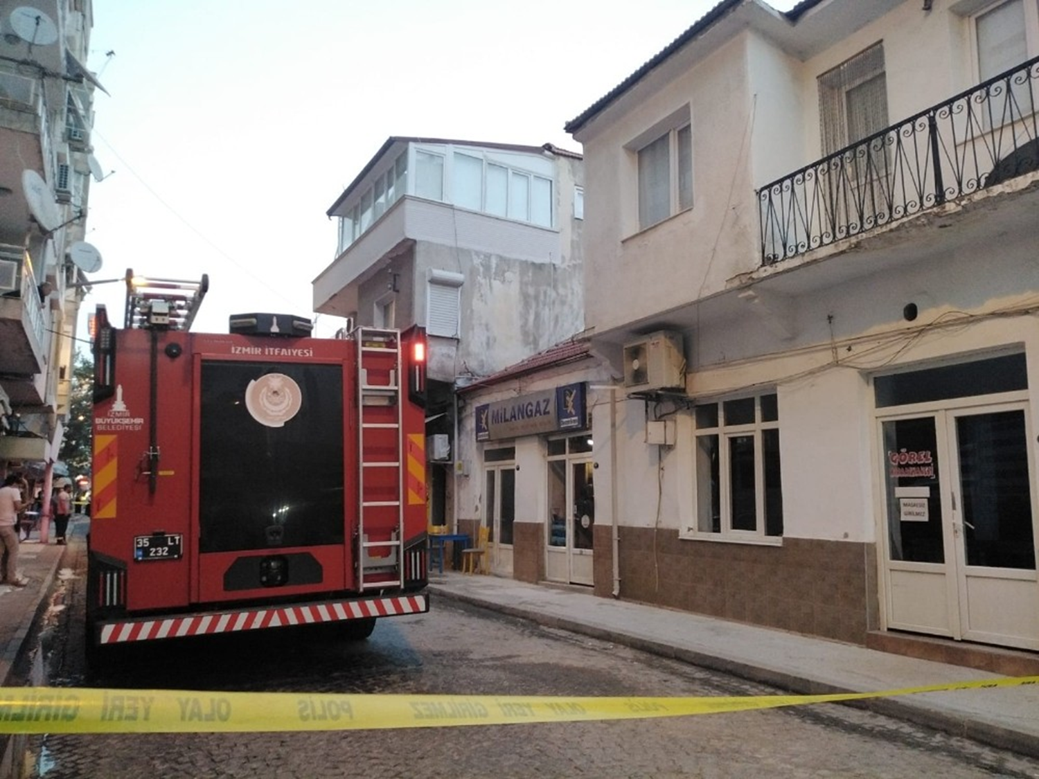 �zmir'de korkutan patlama: 1 ki�i a��r yaraland�
