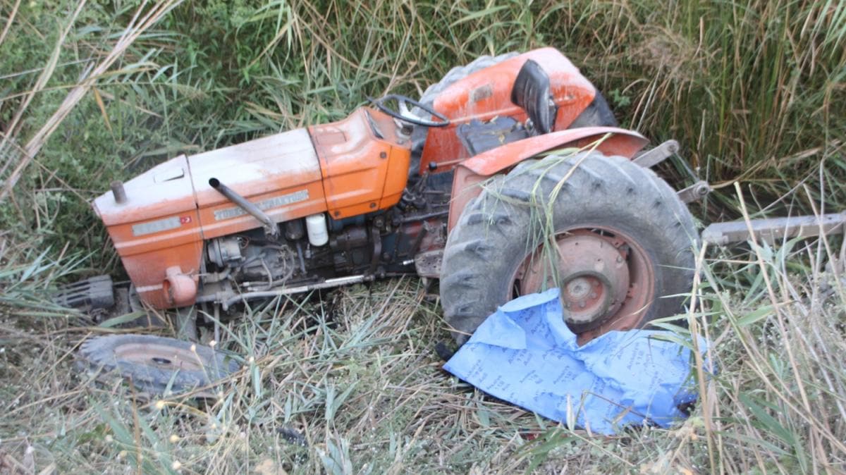 Antalya'da devrilen traktrn altnda kalan ifti hayatn kaybetti
