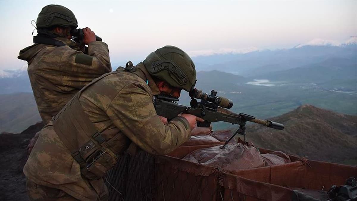 Bomba y�kl� 2 adet maket u�ak d���r�ld�