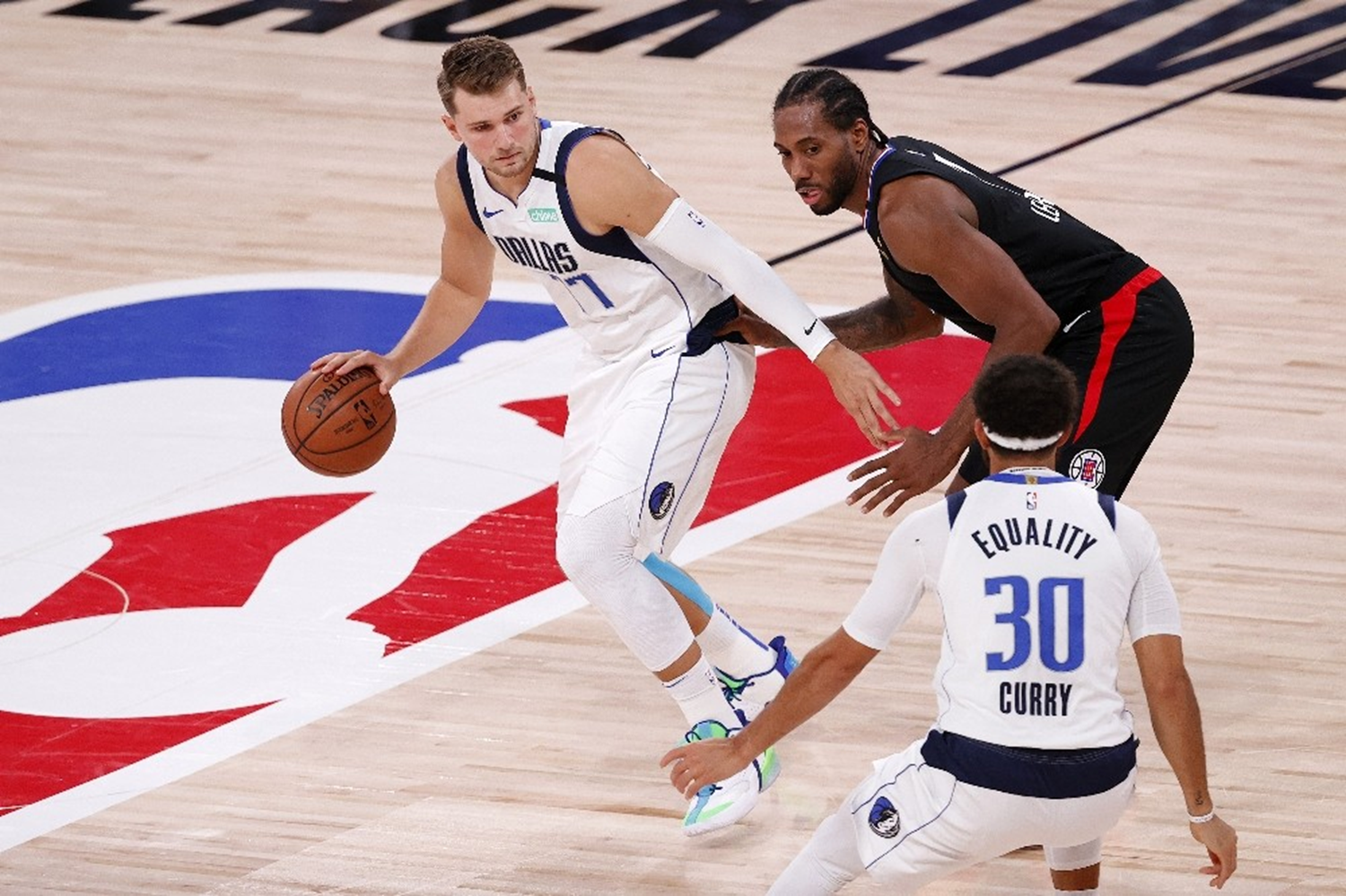 Dallas Mavericks seriyi e�itledi