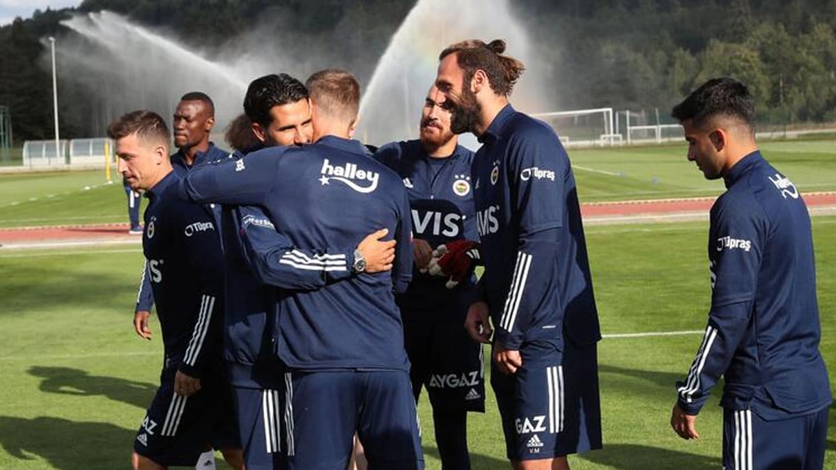 Alper Potuk tak�m arkada�lar�yla vedala�t�