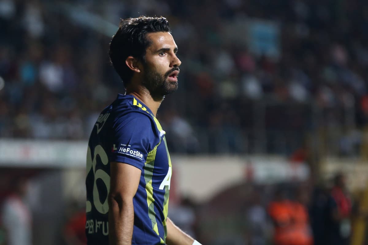 Fenerbah�e y�ld�z futbolcuyla yollar�n� ay�rd�!