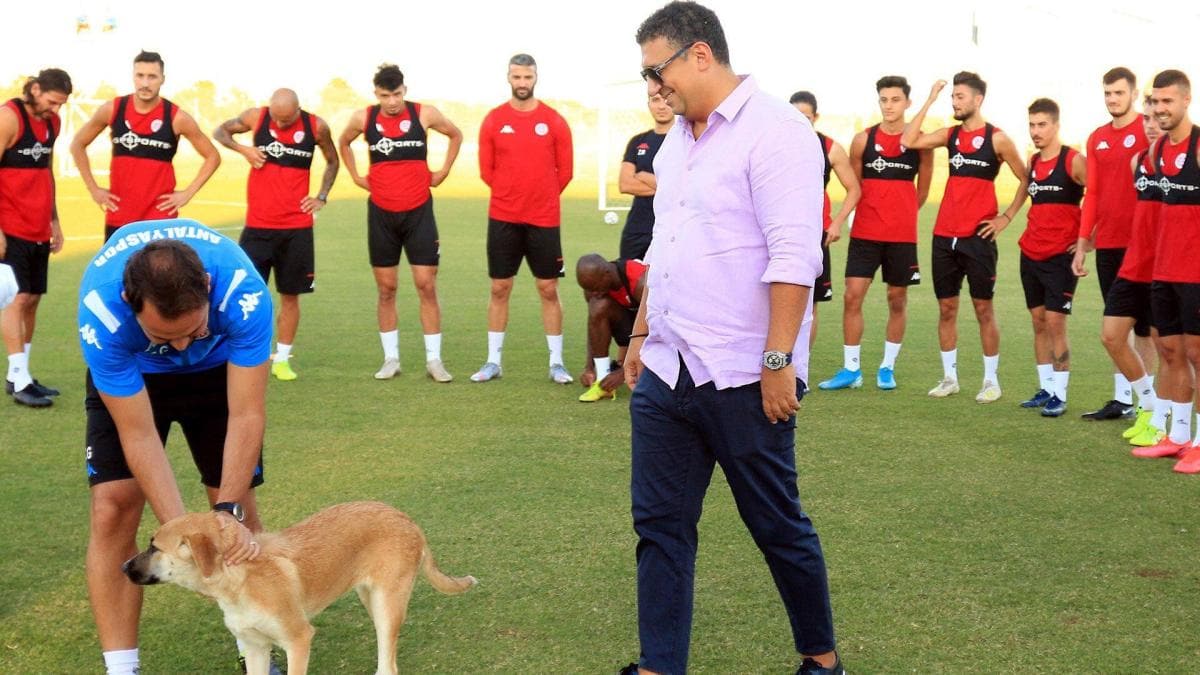 Ali afak ztrk, Antalyaspor antrenmannda futbolcularla grt