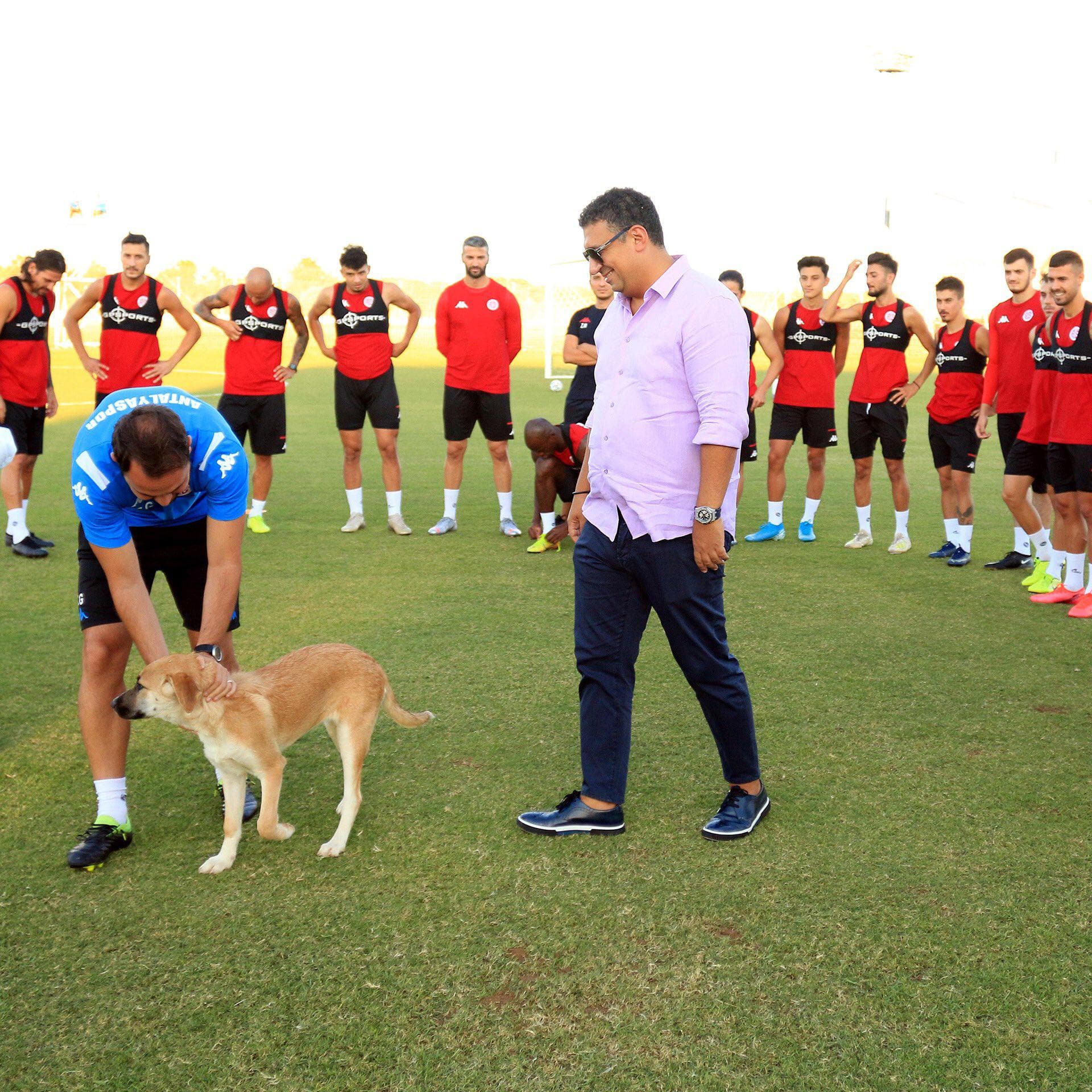 Ali �afak �zt�rk, Antalyaspor antrenman�nda futbolcularla g�r��t�