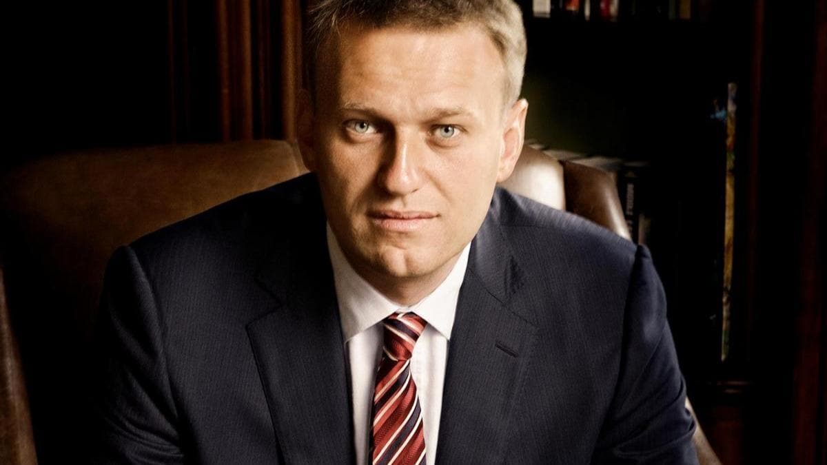 Komada olan Rus muhalif Aleksey Navalni'yi tayan uak Berlin'e indi
