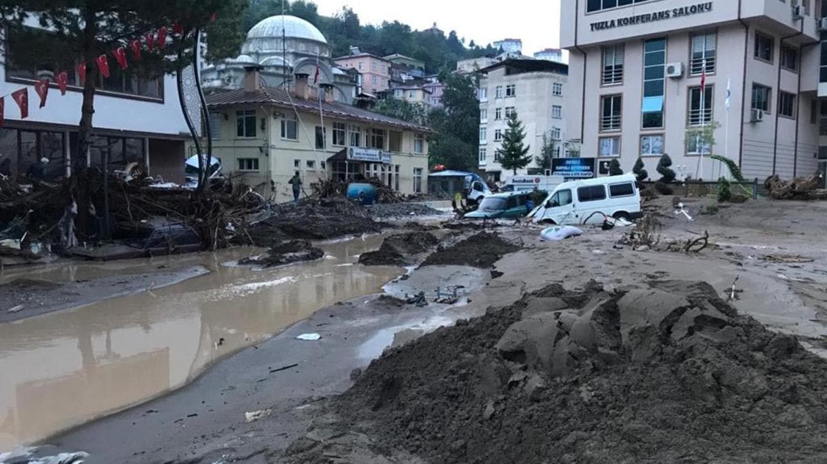 Bakan Pakdemirli: Blgedeki yalarn Trabzon, Rize ve Artvin'de pazar akamna kadar srmesini bekliyoruz