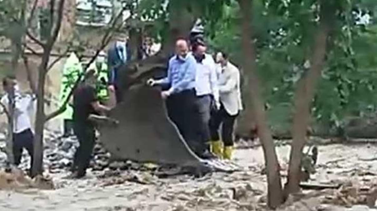 Giresun'da sel felaketi! Bakanlar mahsur kalan vatanda�lara kep�e �zerinde ula�t�