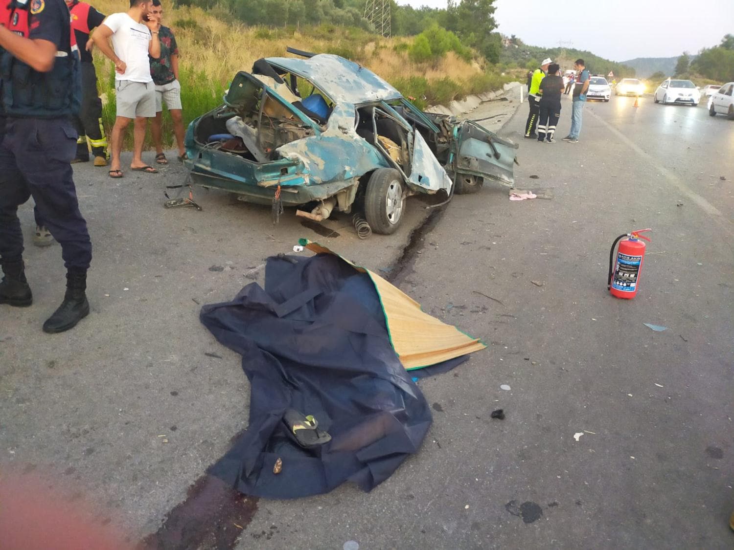 Mu�la'da, lasti�i patlayan otomobil takla att�: 3 �l�