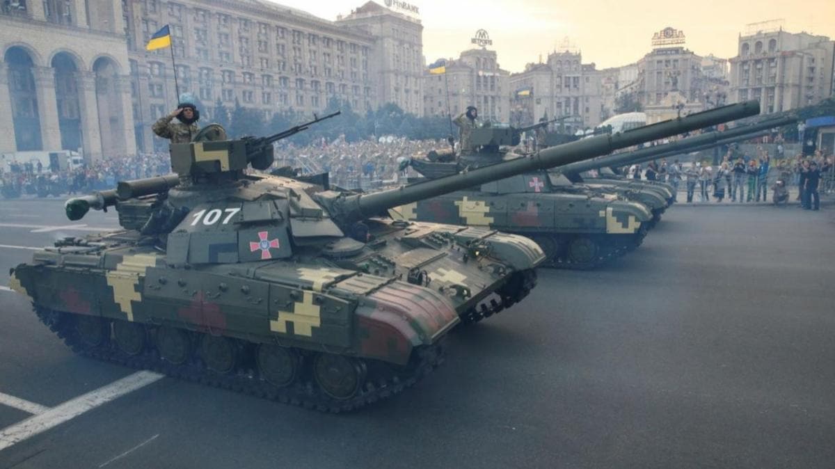 Ukrayna'da Bamszlk Gn'nde 132 adet tank ve zrhl arala gzda