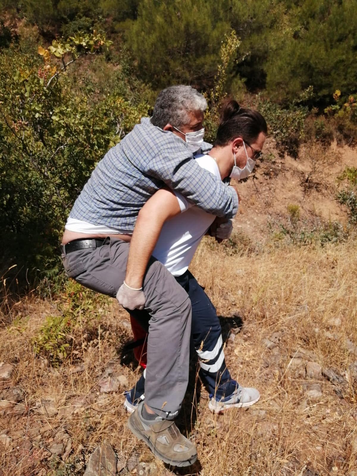 Aya�� k�r�lan hastay� ambulans �of�r� s�rt�nda ta��d�